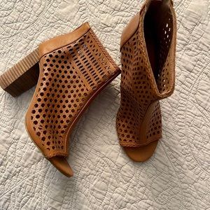 Report Brand Brown Heel